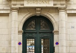 1024px Entrée latérale Sorbonne